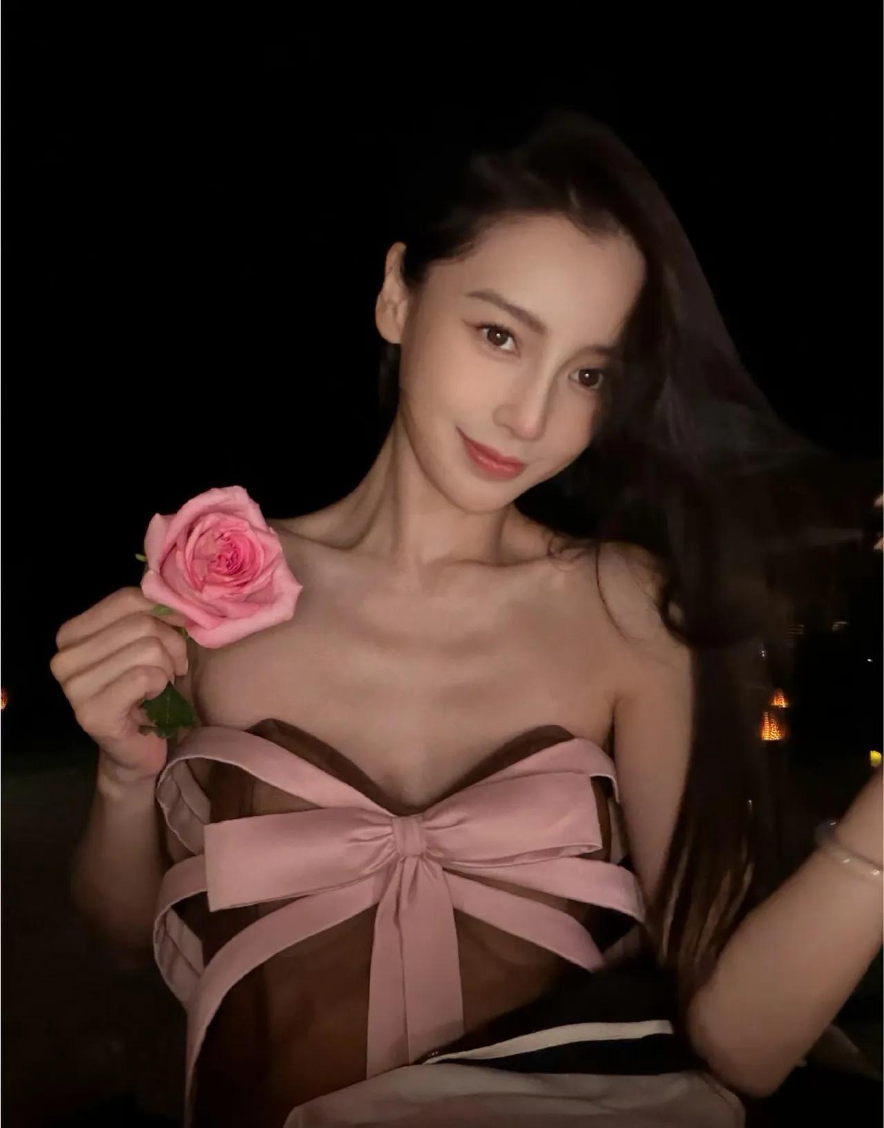 黄晓明沉默了，
他怎么都想不到，
8月19日七夕节这天，杨颖仅凭手拿粉色玫瑰花的