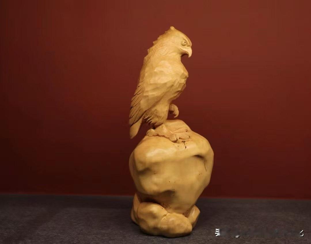 有些气势，不在张扬，而在“立住”。

小叶黄杨温润细腻，木色如旧纸泛光，安静却不