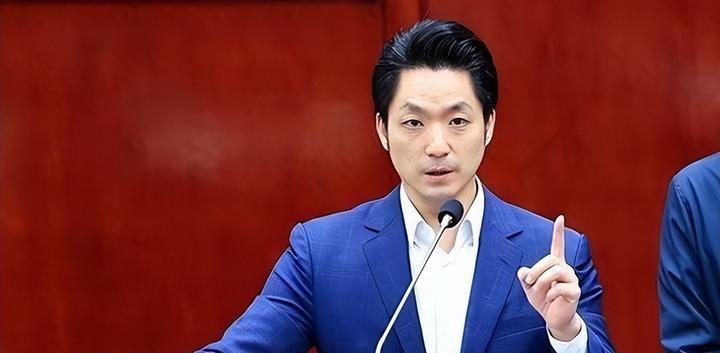 7月25日的台北街头，人头攒动。超20万民众集结，国民党核心高层悉数登场，他们的