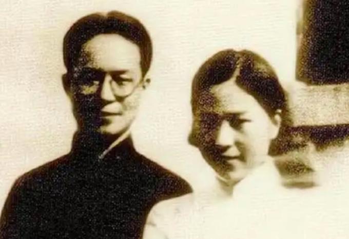 1944年，胡兰成和一名护士激情缠绵过后，回到家中发现妻子张爱玲已经等候他多时。