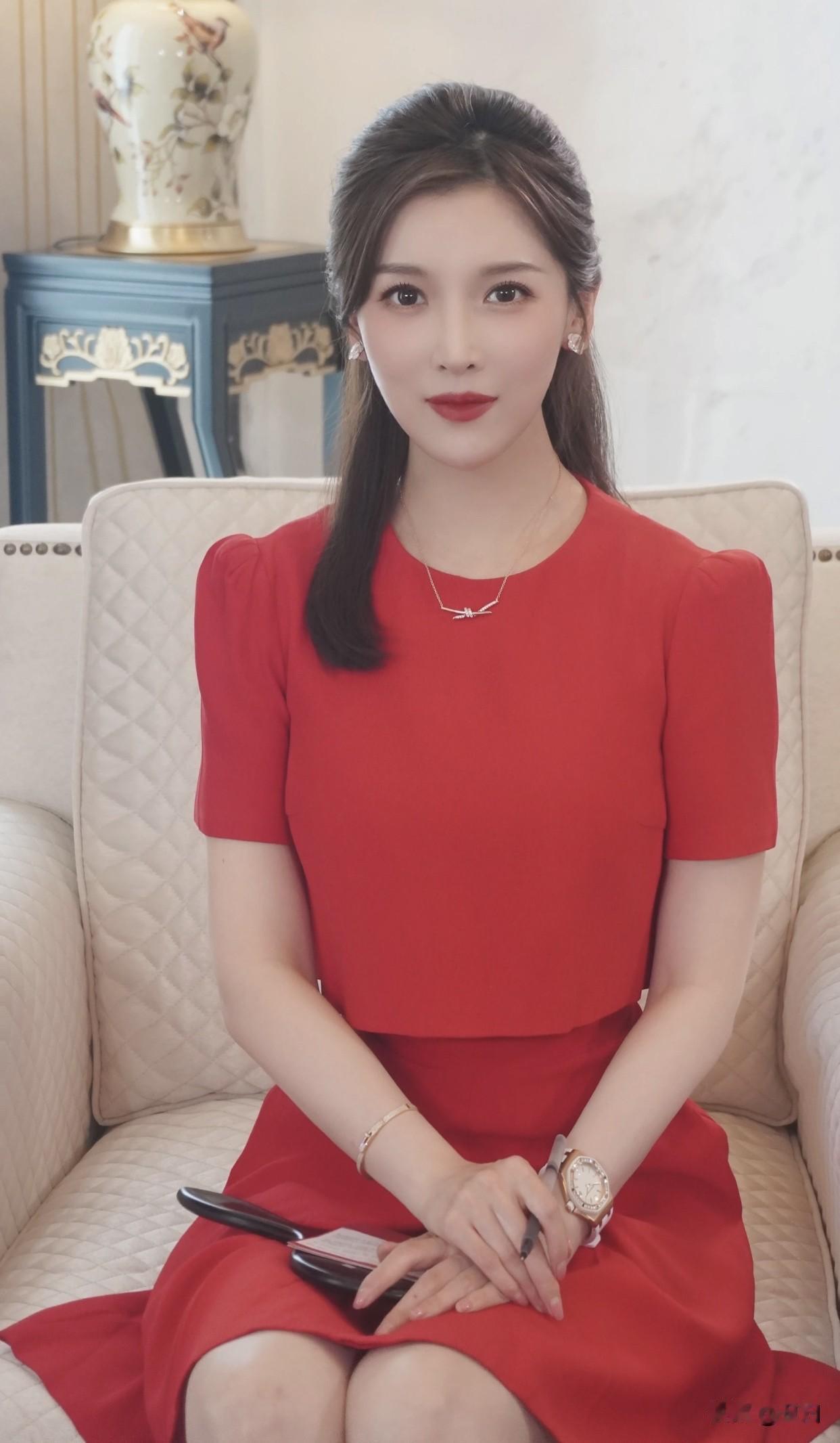 温文尔雅谈吐举止间体现东方女性独有的魅力和时尚气质。