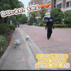 老辈子没想到有天能看到狗遛狗 救命！被狗遛狗笑到捶桌，AI机器人简直是养宠人的福