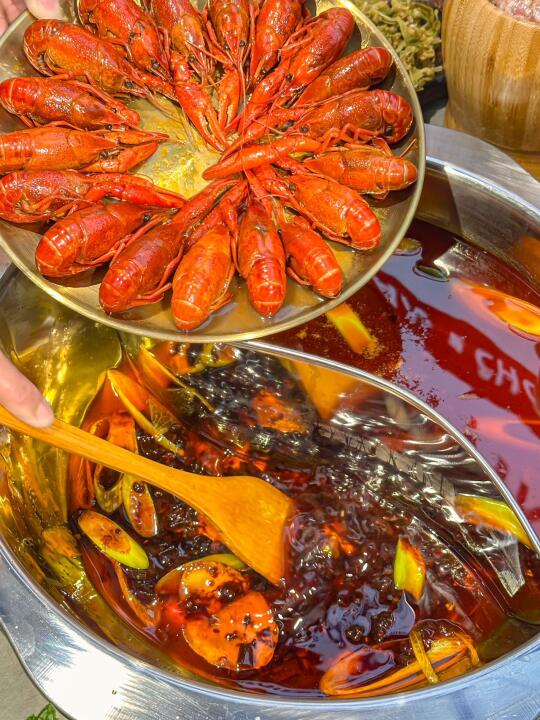 还有人没吃过龙虾串串火锅我真的会伤心的