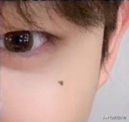 有瑕疵点缀的面庞，
更显得妩媚动人……