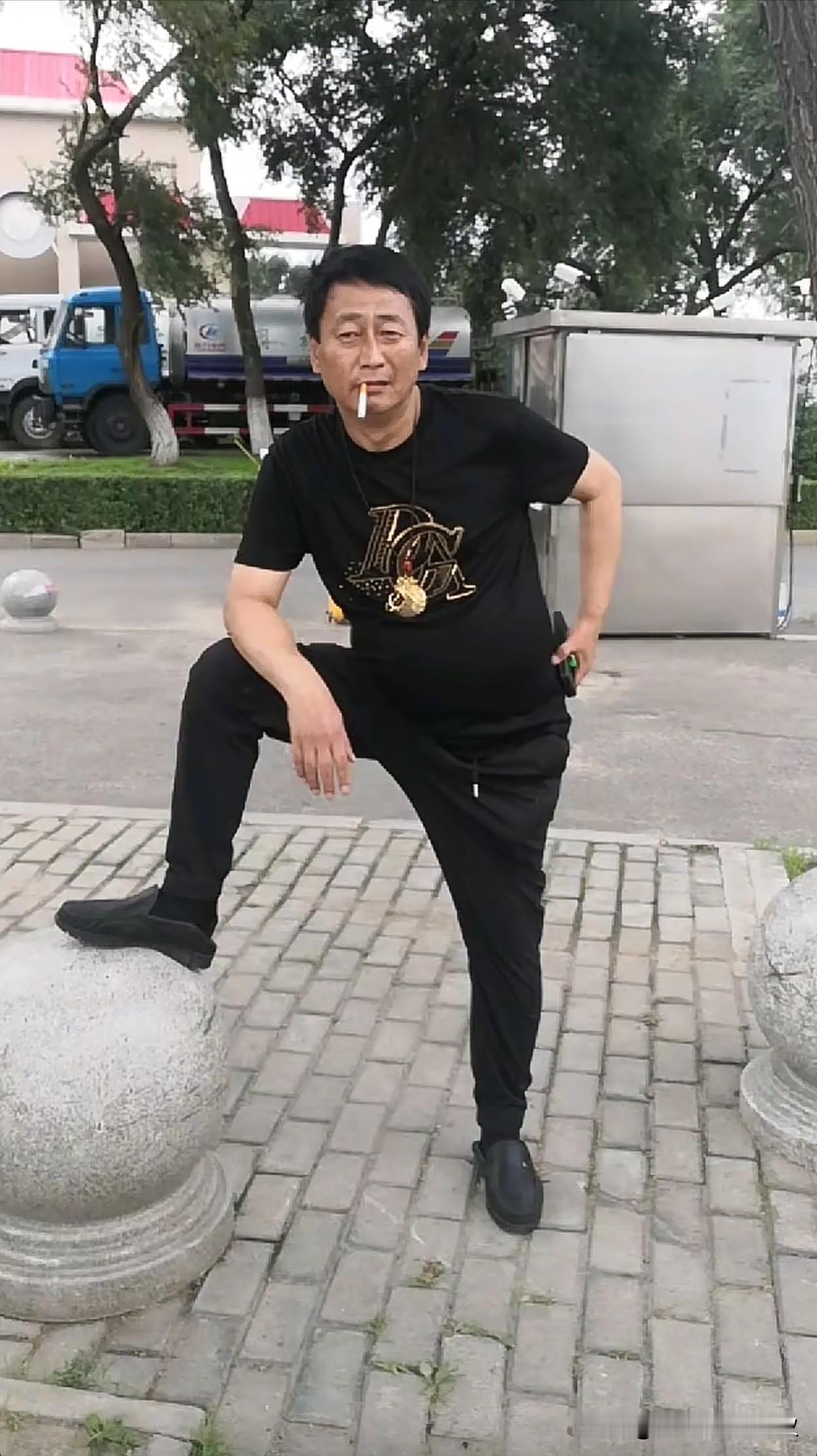 北京江湖大哥——硬汉小宏伟和他的“铁三角”
  北京小宏伟年轻时谁都没怕过，砍过