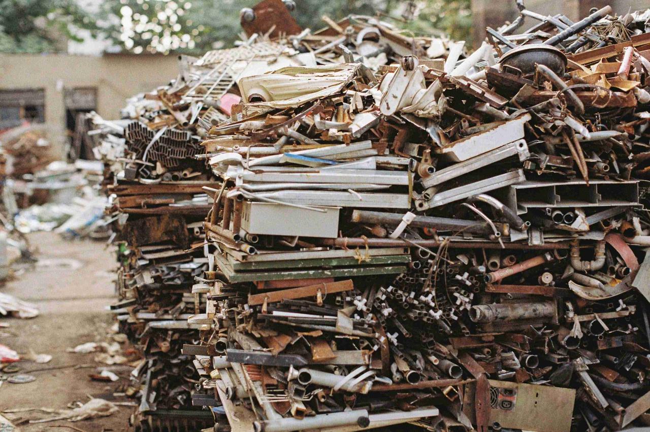 “这跟捡钱还有啥不一样啊！”江苏00后小伙李阳的事儿最近火了——他借30万开废品