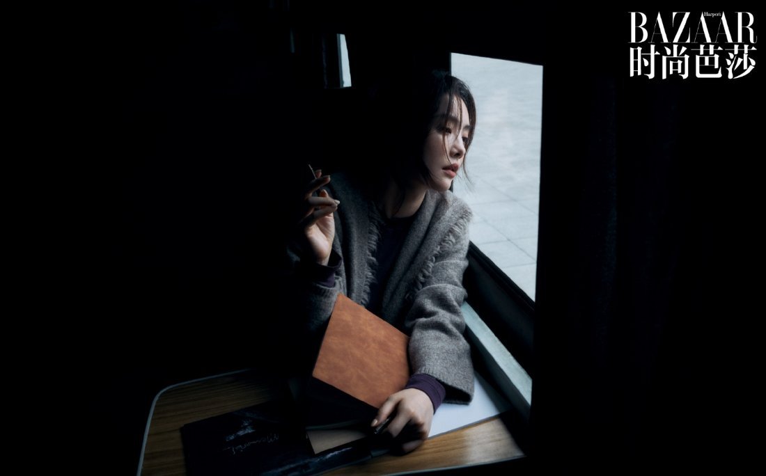 蔡文静秋日大片，真的漂亮极了[爱慕]女神来着[来抱抱]静仔巴黎之行一切顺利[期待