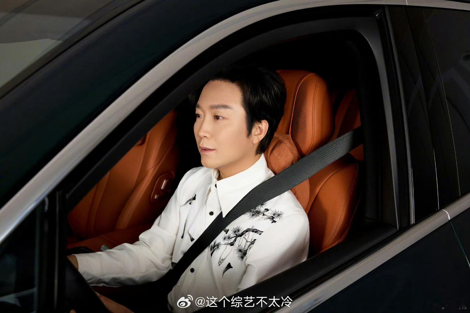 李玉刚的古风衬衫造型也太适配“玉见国风”主题了！衣袂飘飘，风度翩翩，仿佛从诗画中