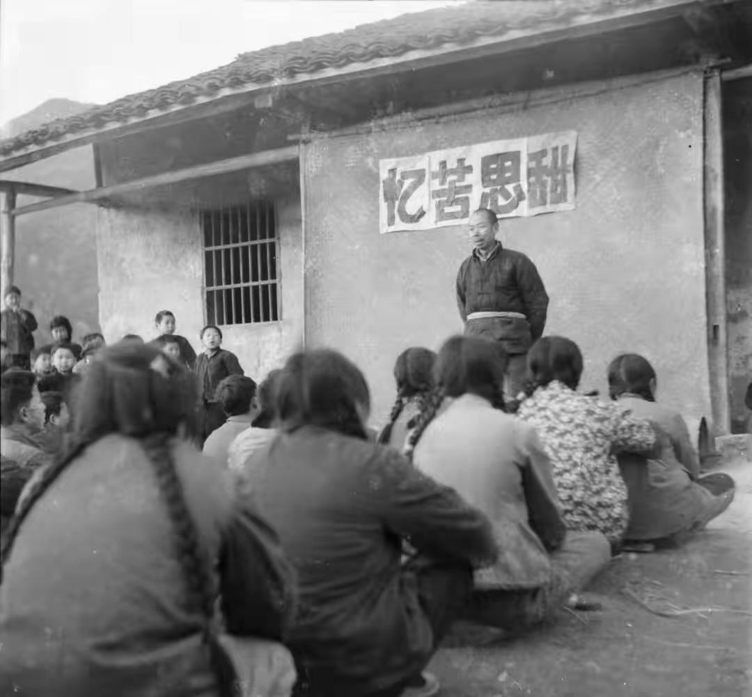 这是上世纪60年代初期，北方某地农村举行诉苦大会的罕见照片，对于很多经历过那个年