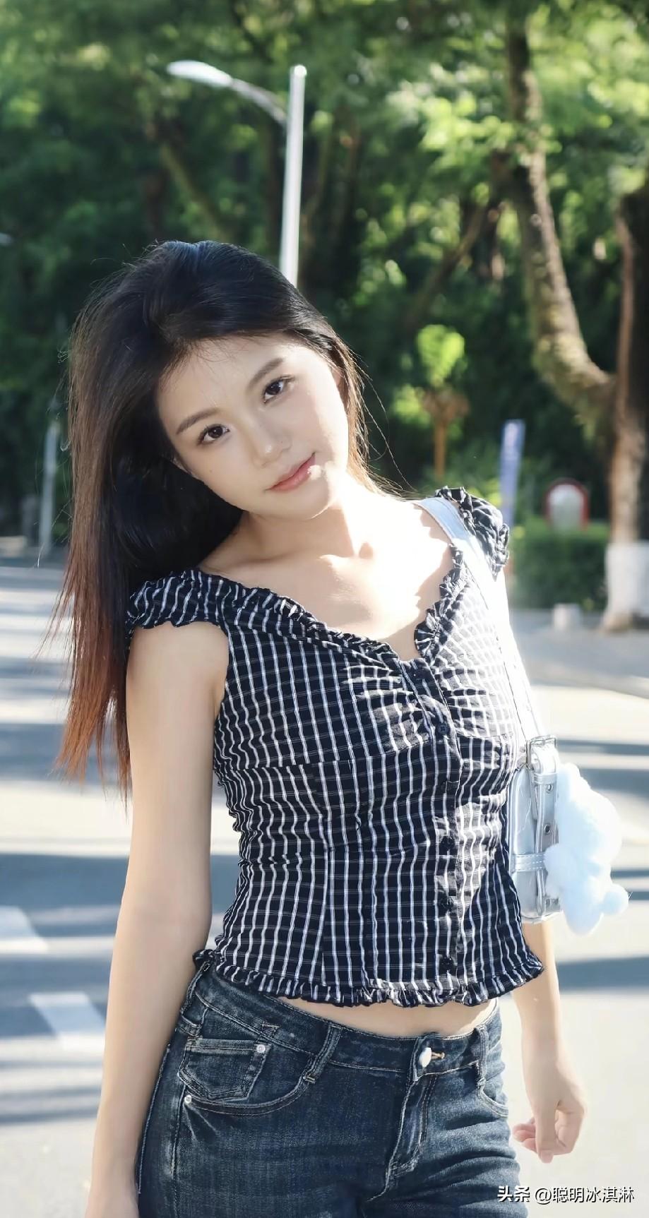 少女清新穿搭，黑白条纹上衣搭配牛仔裤，轻松自在。