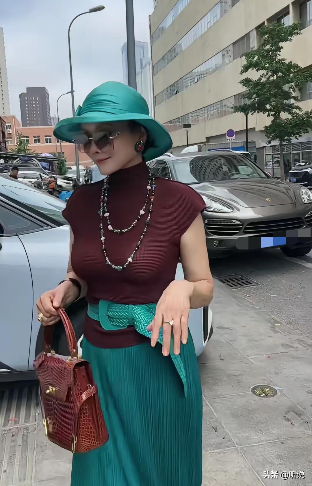五十多岁打扮成这样逛街怎么了，国外老太太都这样优雅