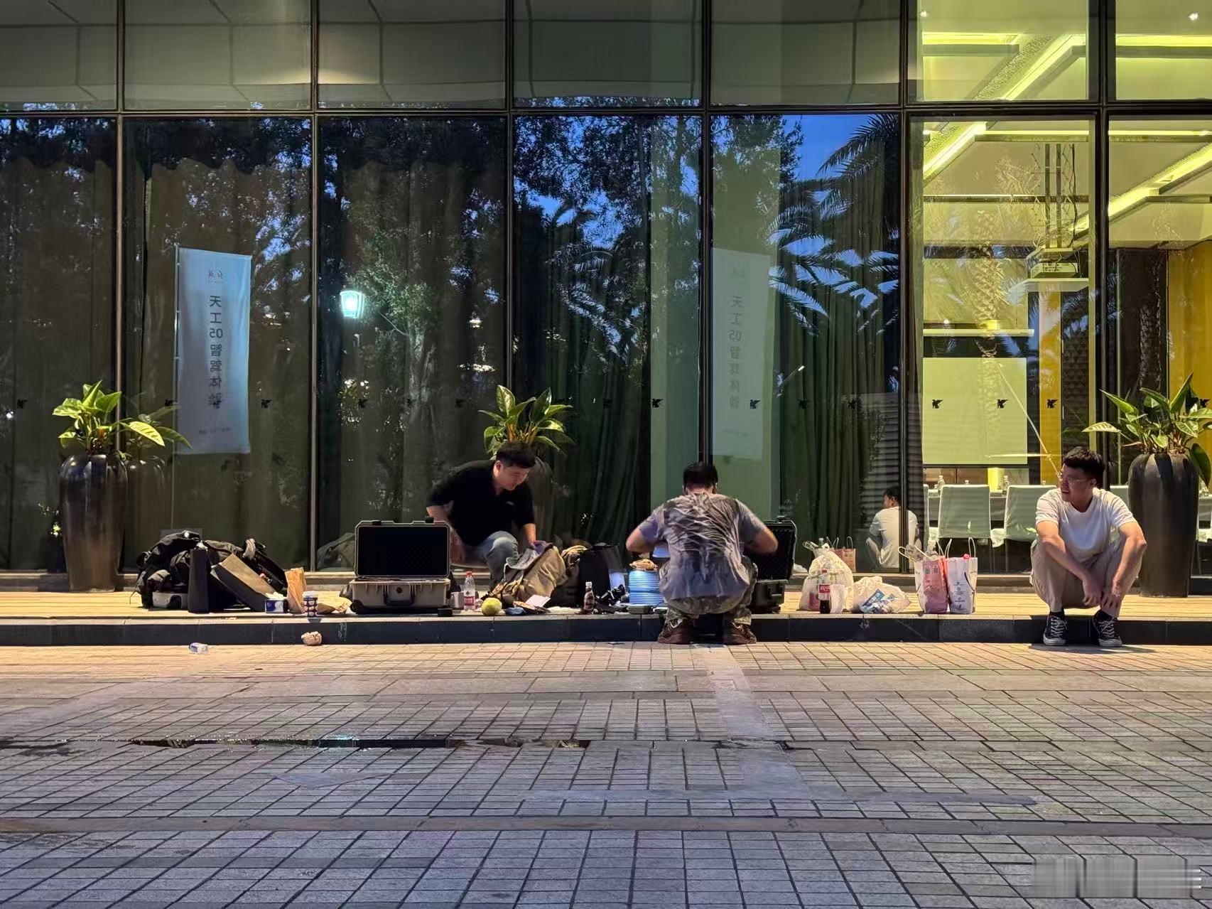 印象里我很少写什么年终总结，一方面这几年日复一日的日子，确实没啥好写的；另一方面