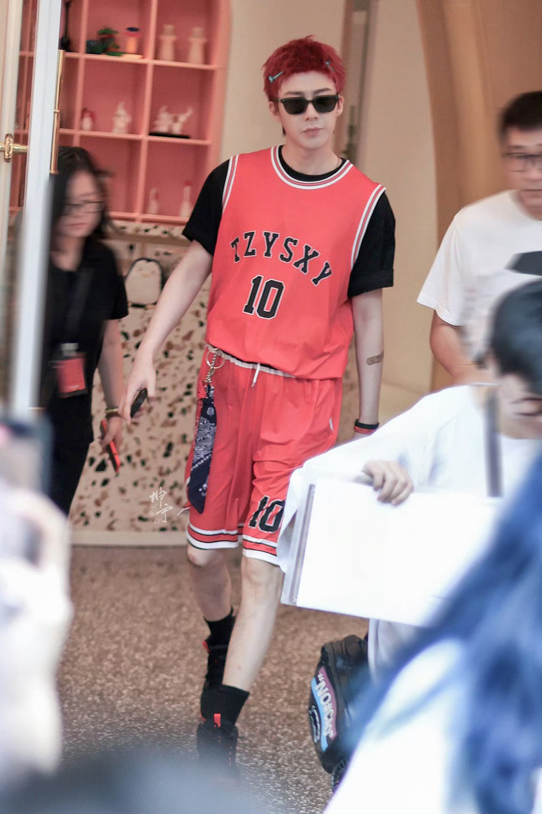 刘宇宁咱腿都露了，不如把黑色打底也脱了吧哥[doge]#刘宇宁露腿了##刘宇宁红