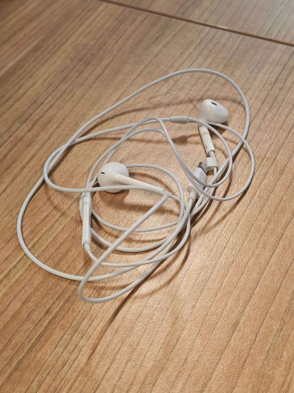 音质更纯粹干净，没有信号损耗，听歌、追剧、听书都更有沉浸感，价格还便宜耐用。不用