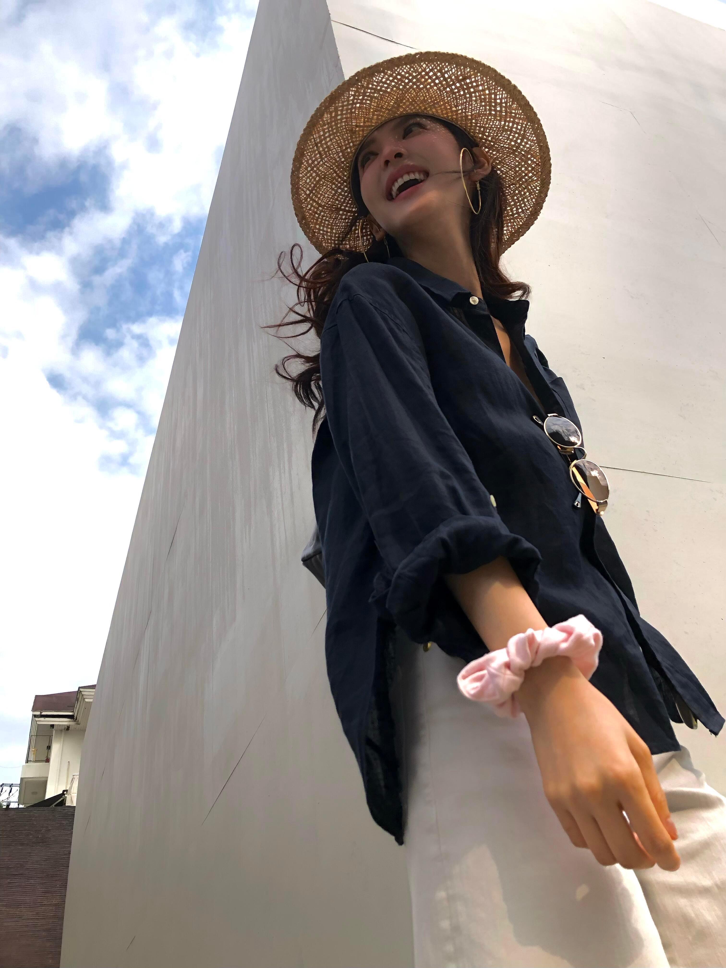 章若楠夏日穿搭简约高级 章若楠这套夏日穿搭，头顶MOSSANT草编帽；上身搭配C