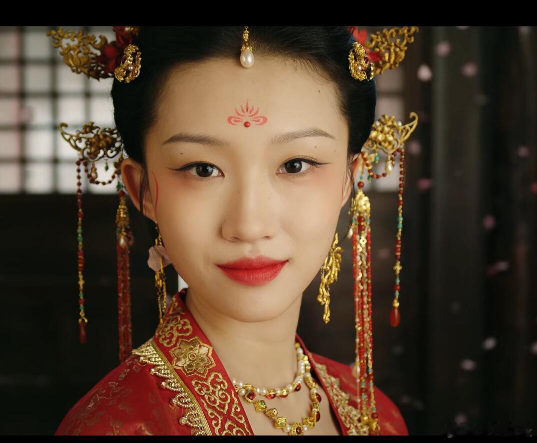 《子夜归》里武桢大婚的妆造，疑似陷入资本“迷局”。虽说这妆造还原了唐装，可和梅四