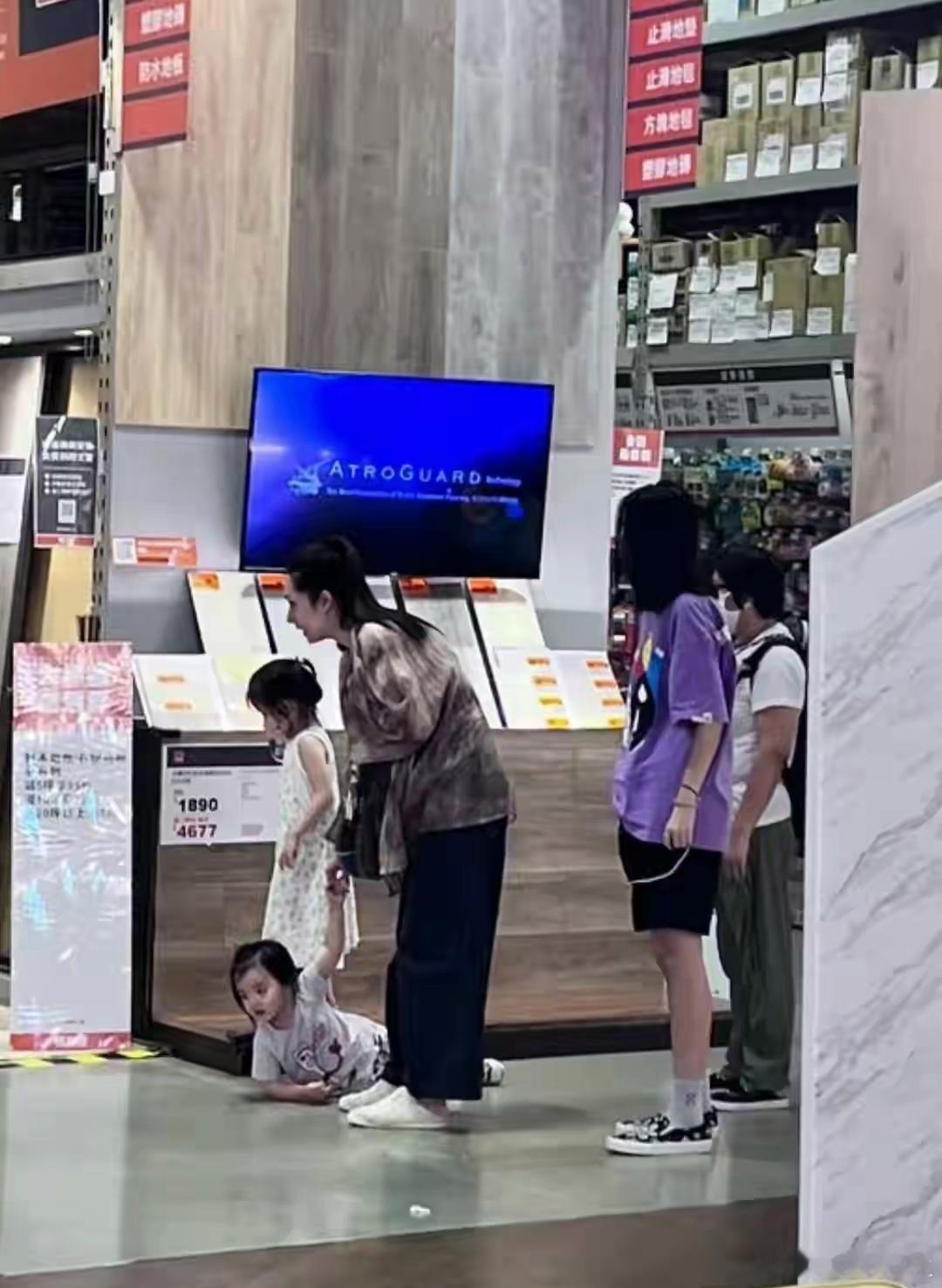 郭碧婷大变样，素颜眼窝凹陷，5岁女儿露正脸，可爱但撒泼躺地上中年人上有老，下有小