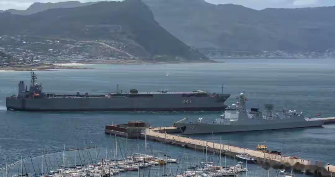 这次金砖联合演习，伊朗12万吨巨舰一登场就狠狠刷了一波存在感，把052D的风头都