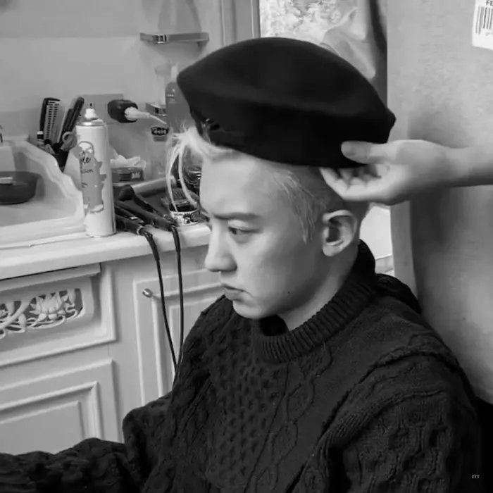 朴灿烈真喷不了，他长得很爽，站在人群中非常显眼。他的体态，尤其是他那双深邃迷人的