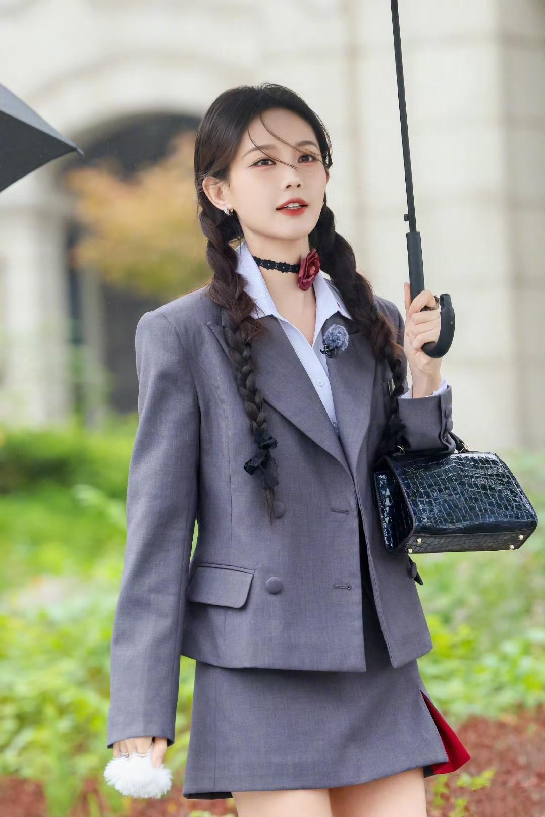 #李一桐双麻花学姐造型# 大长腿 双麻花辫 笑盈盈的李一桐学姐造型太迷人了，今日