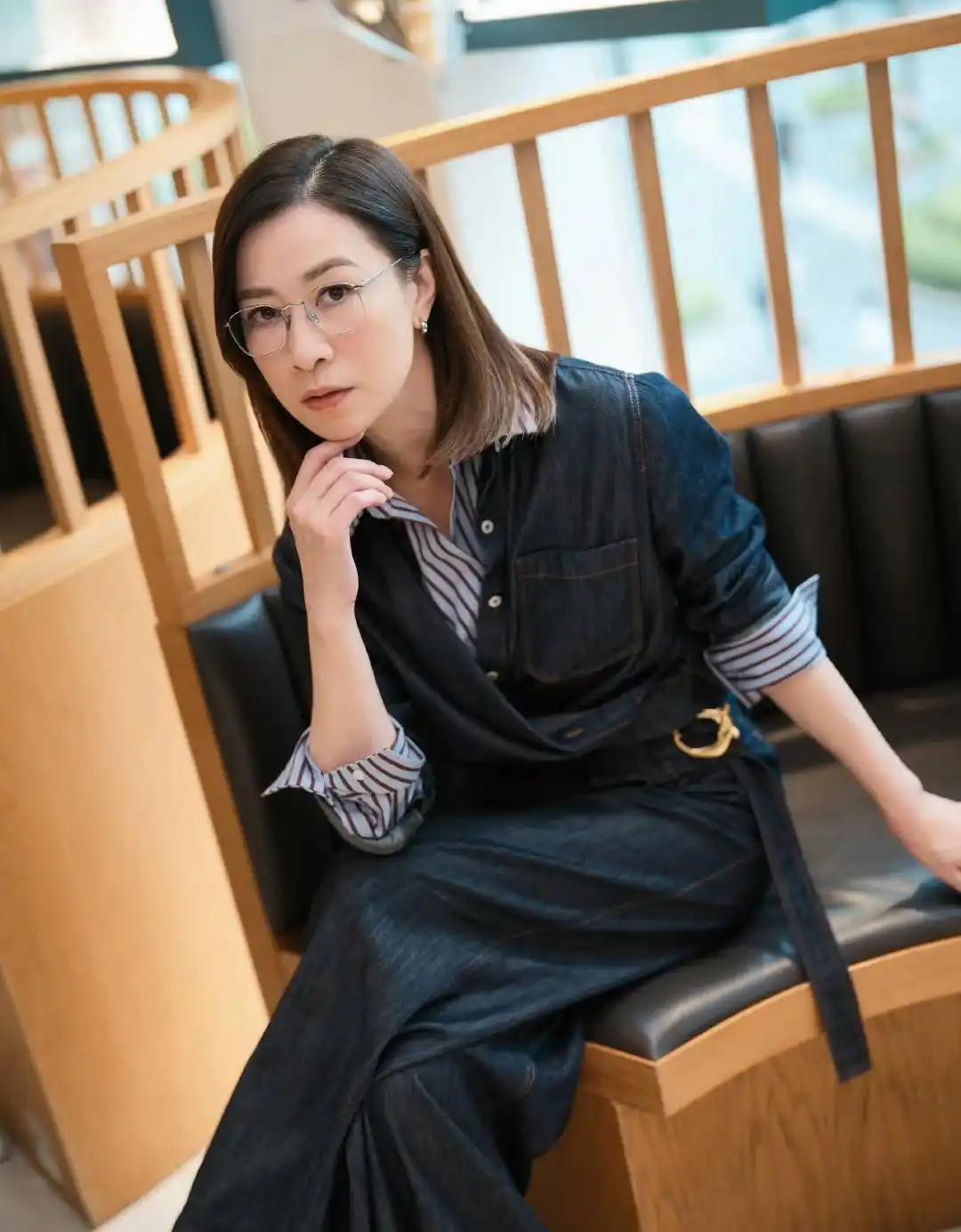 佘诗曼的这身牛仔穿搭，牛仔与条纹碰撞，撞出一种很特别的时尚感，这一种美让人眼前一