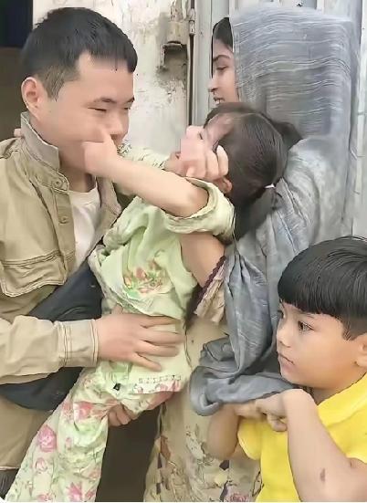 山东小伙异国娶妻，儿女双全，堪比电视剧主角。突发变故上演“抉择难题”，本想着只带