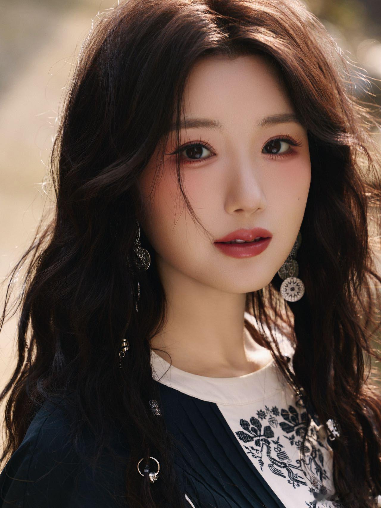 毛晓彤出演十日终焉文巧云这个角色真的很考验演技，清醒地陷入困境，内心随时处在崩溃