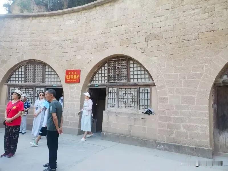 2024年是新中国成立75周年，为伟大的祖国繁荣昌盛干杯！[赞][赞][赞]