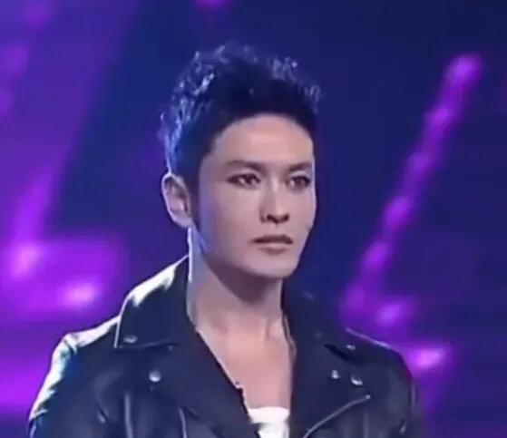 #黄晓明模仿亚当#刷到了黄晓明10年前模仿亚当兰伯特的烟熏妆造型了，网友评论说晓