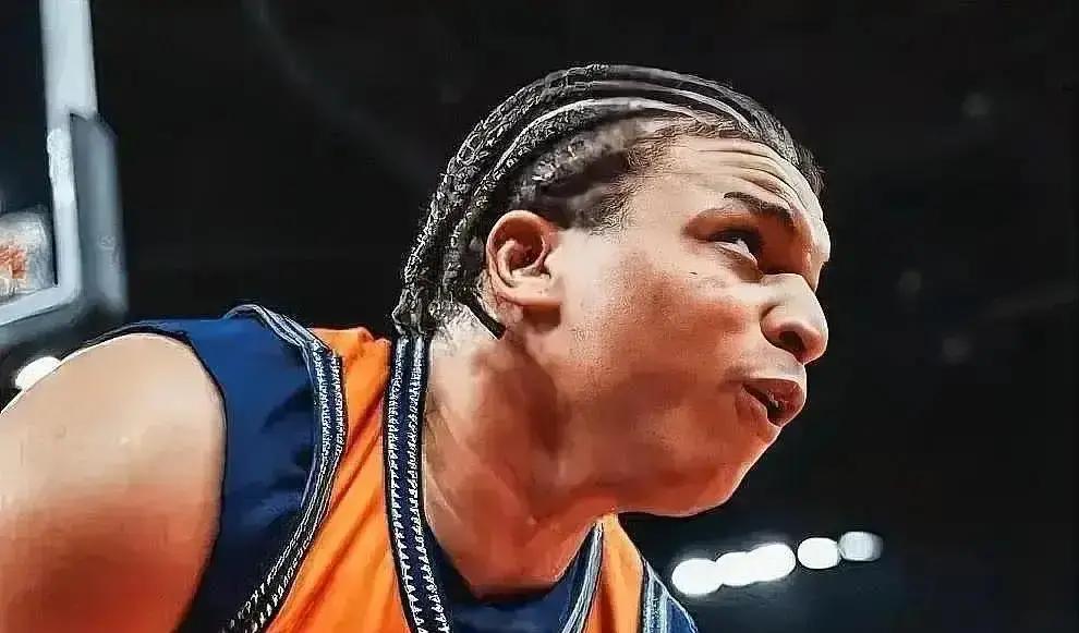 上海男篮对外援亮红灯，原因简单：训练铃一响，他跑得比谁都快。
 
江苏那场，裁判