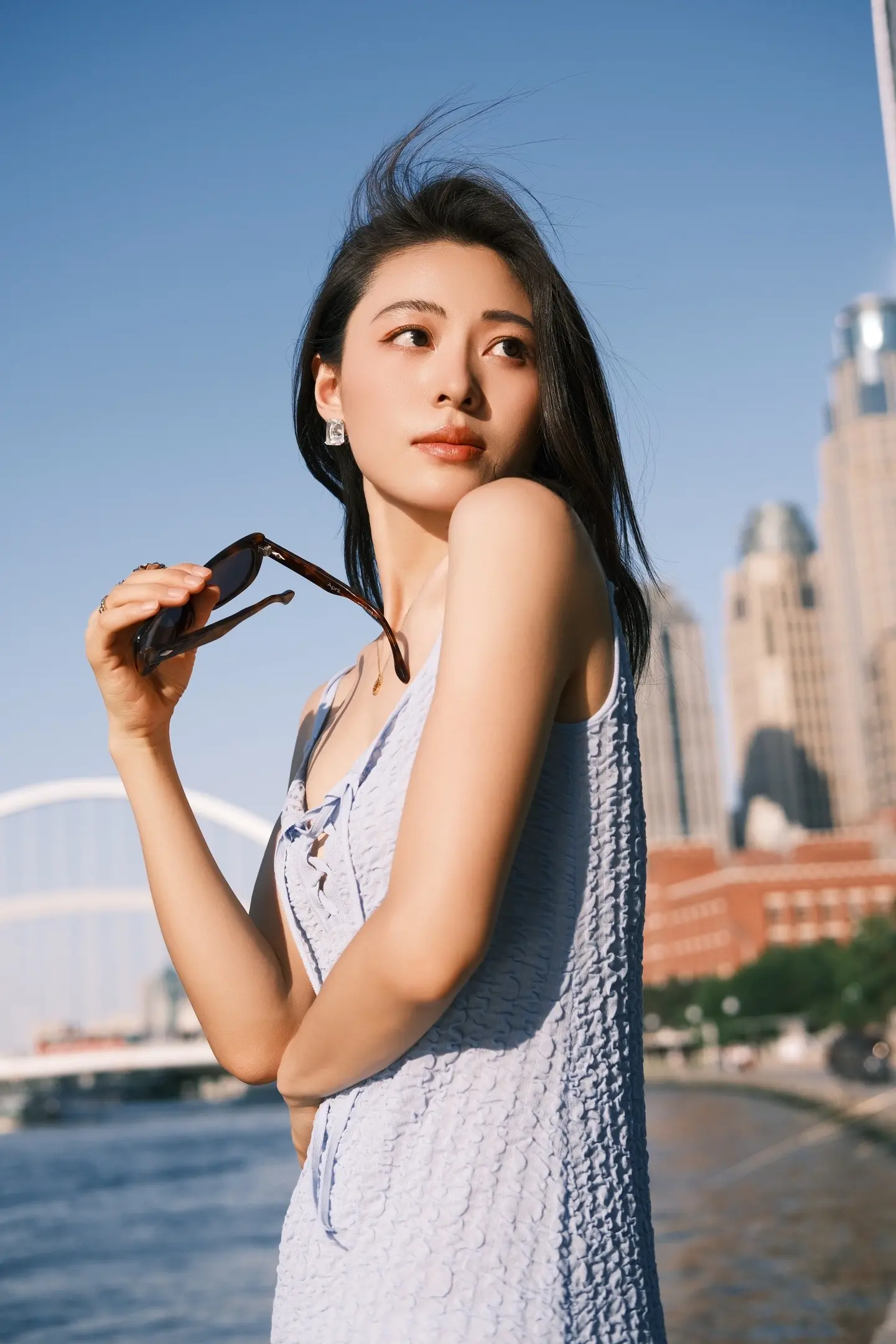 愿你是自己勇敢的玫瑰。短暂的一生中 当然要好好爱自己，勇敢的 做喜欢的...