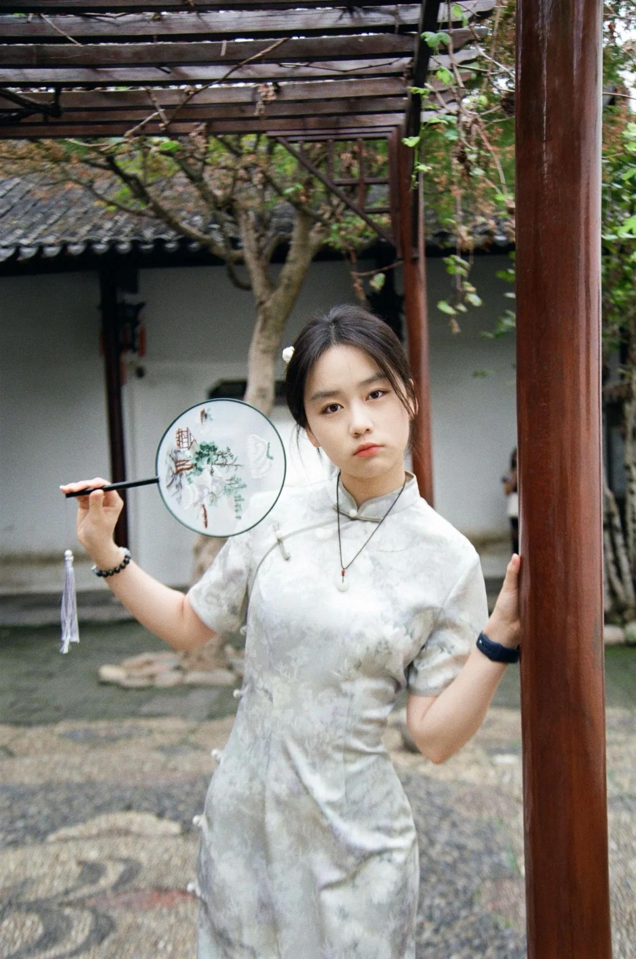 高颜值 漂亮 可爱 唯美女孩 青春 旗袍