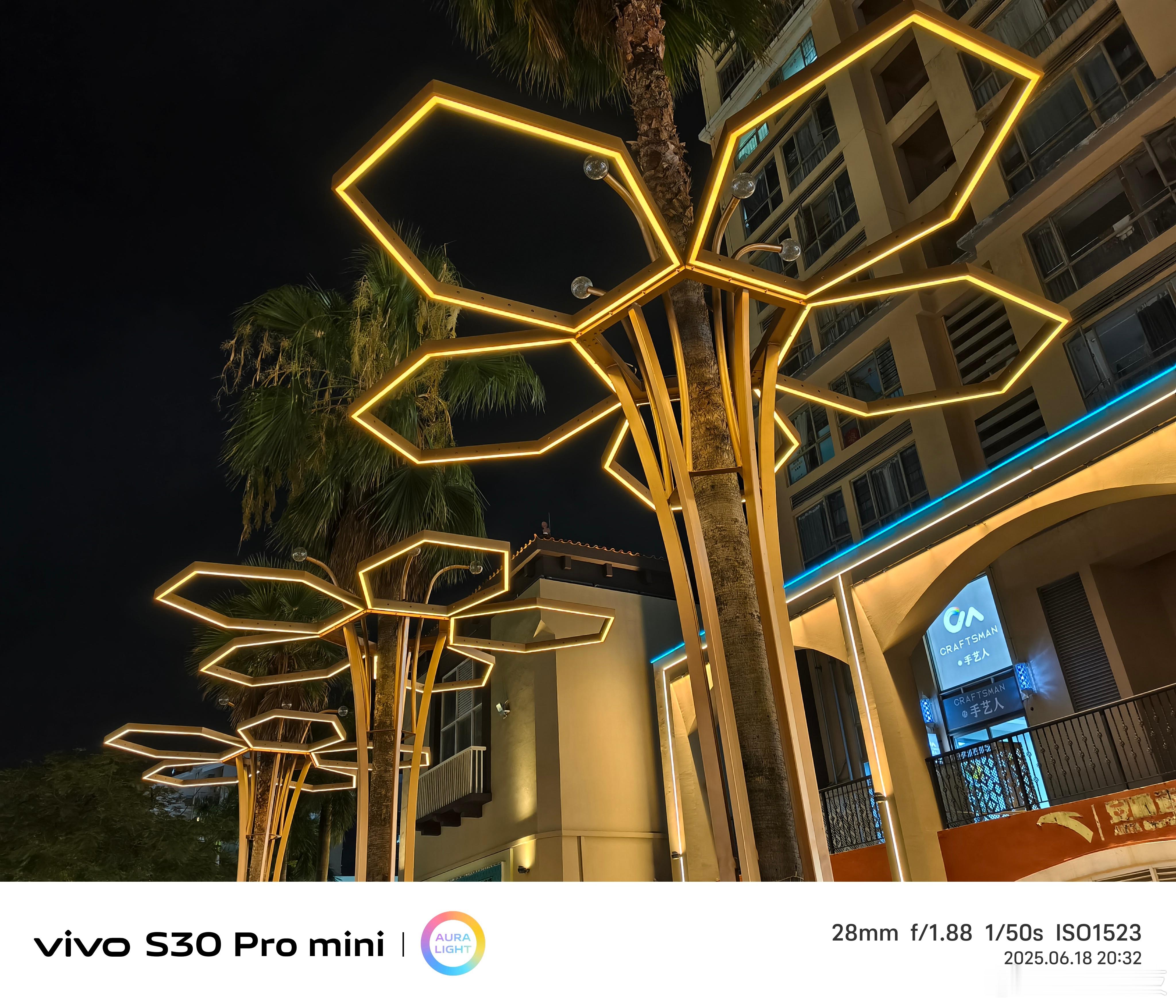 再感受下vivo S30 Pro mini夜景拍照，蓝厂的拍照实力真不是盖的，美