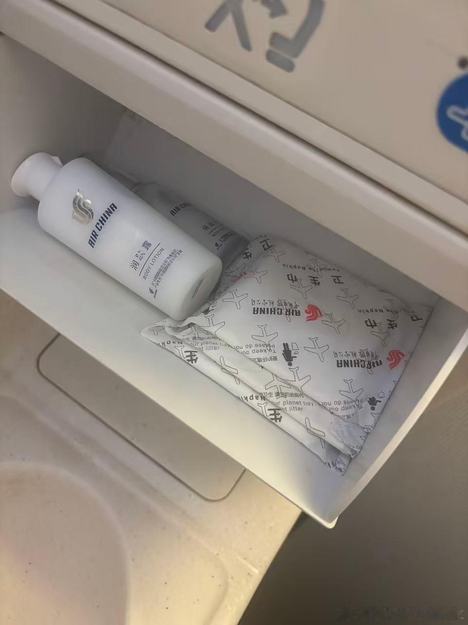 月经弄脏火车卧铺女子发声 好友乘坐国航航班时，感到可能来了月经，在卫生间发现有免