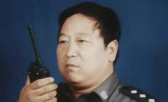 聂树斌案改判无罪了。
可你知道吗，替这个冤案翻案的警官郑成月，最后连治病的钱都拿