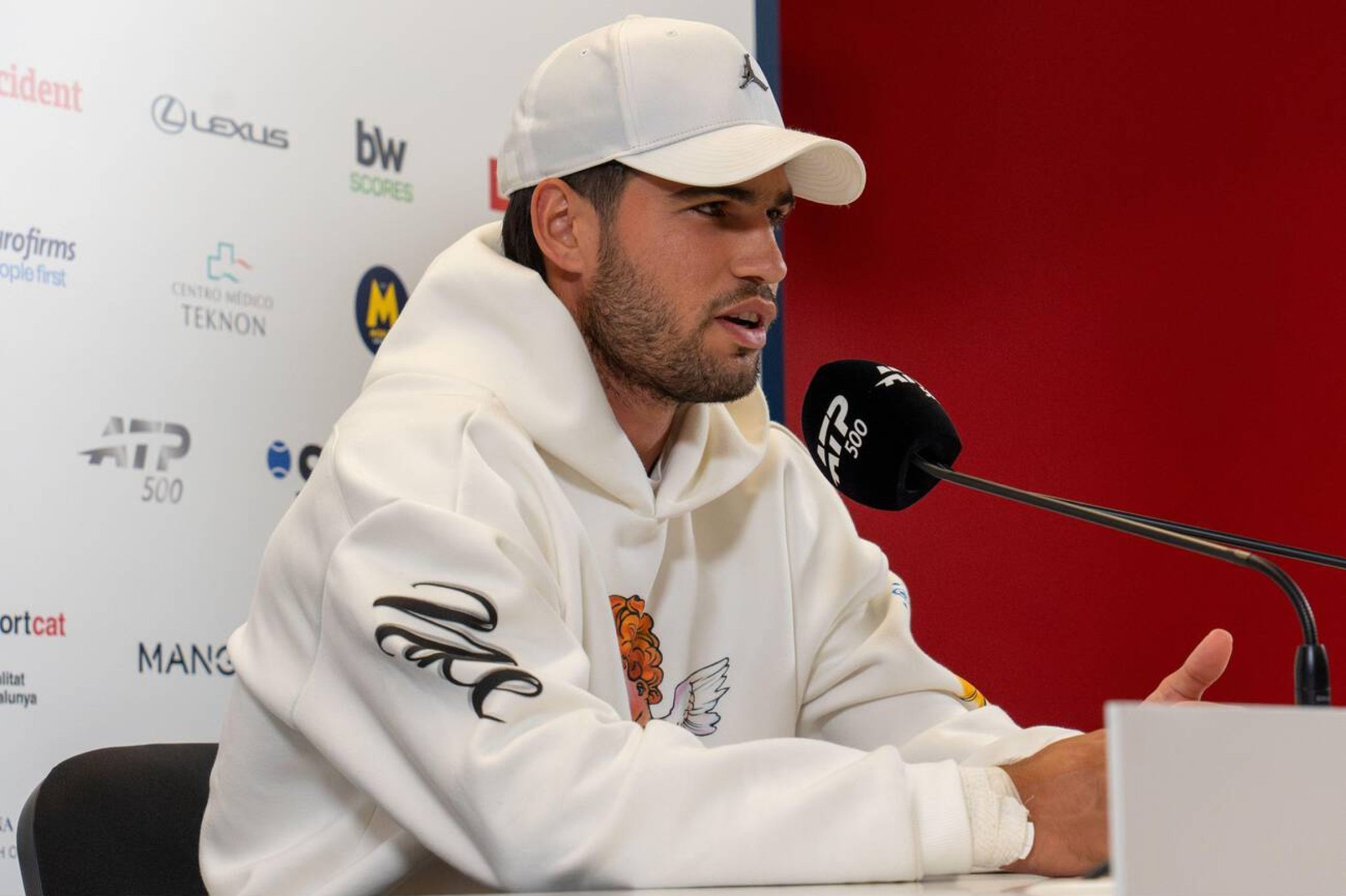 阿尔卡拉斯因伤退出巴塞罗那赛 我说怎么一直没有看到阿尔卡拉斯的比赛信息，最终还是