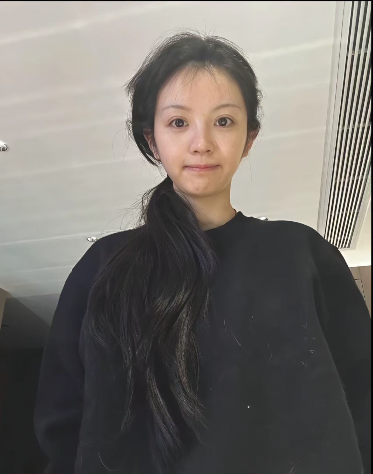 大眼萌妹田曦薇，脸型流畅，五官精致有辨识度，还真是老天爷赏饭吃。 