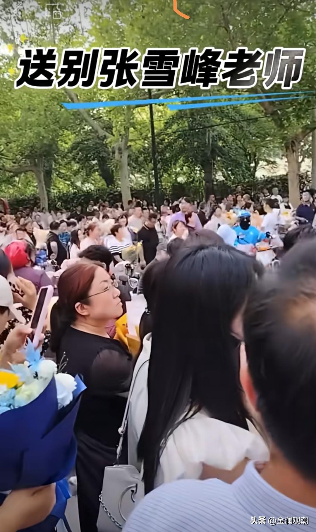 今天，全国各地的人自发前来送别他…

今天的苏州殡仪馆，被前来悼念的人几乎站满了