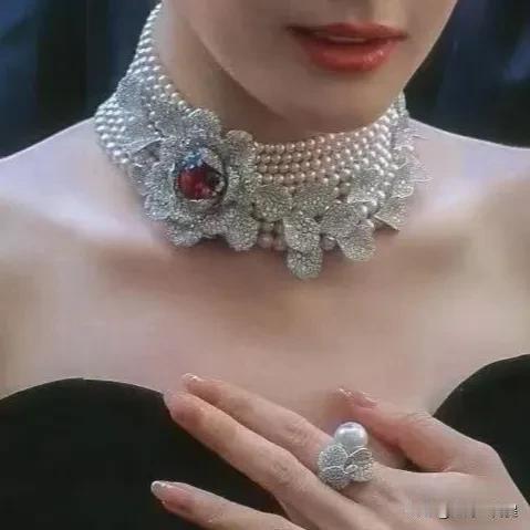 女人出轨后通常有哪些表现，
女人出轨后会在日常生活里出现不同的表现，
但这些表现