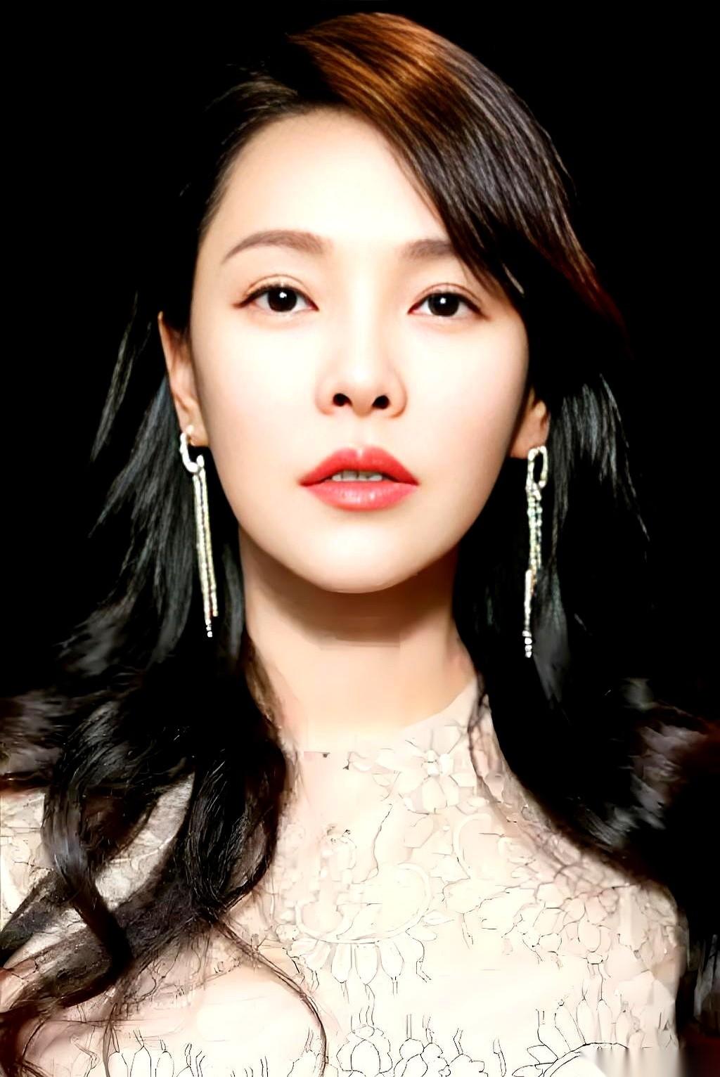 打个飞的去韩国，就为了剪个刘海。
真的，我今天看到这事儿的时候，手机差点没拿稳。