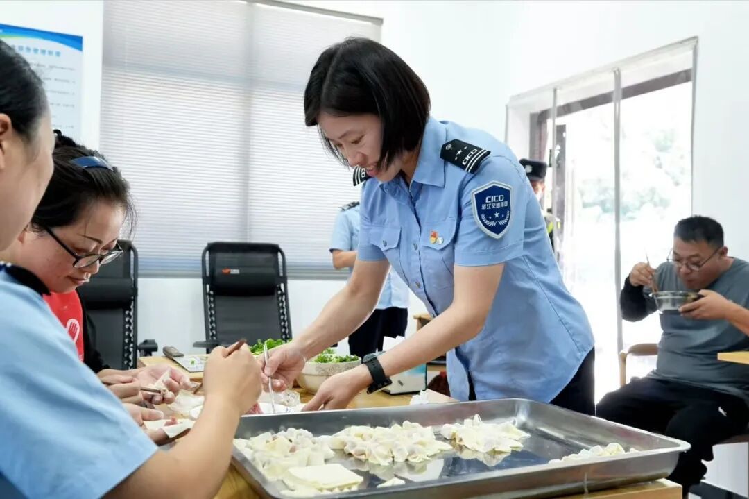 浙江丽水高速检修区共享厨房暖胃又暖心 青云岭检修区共享厨房投入使用啦，冰箱、电磁