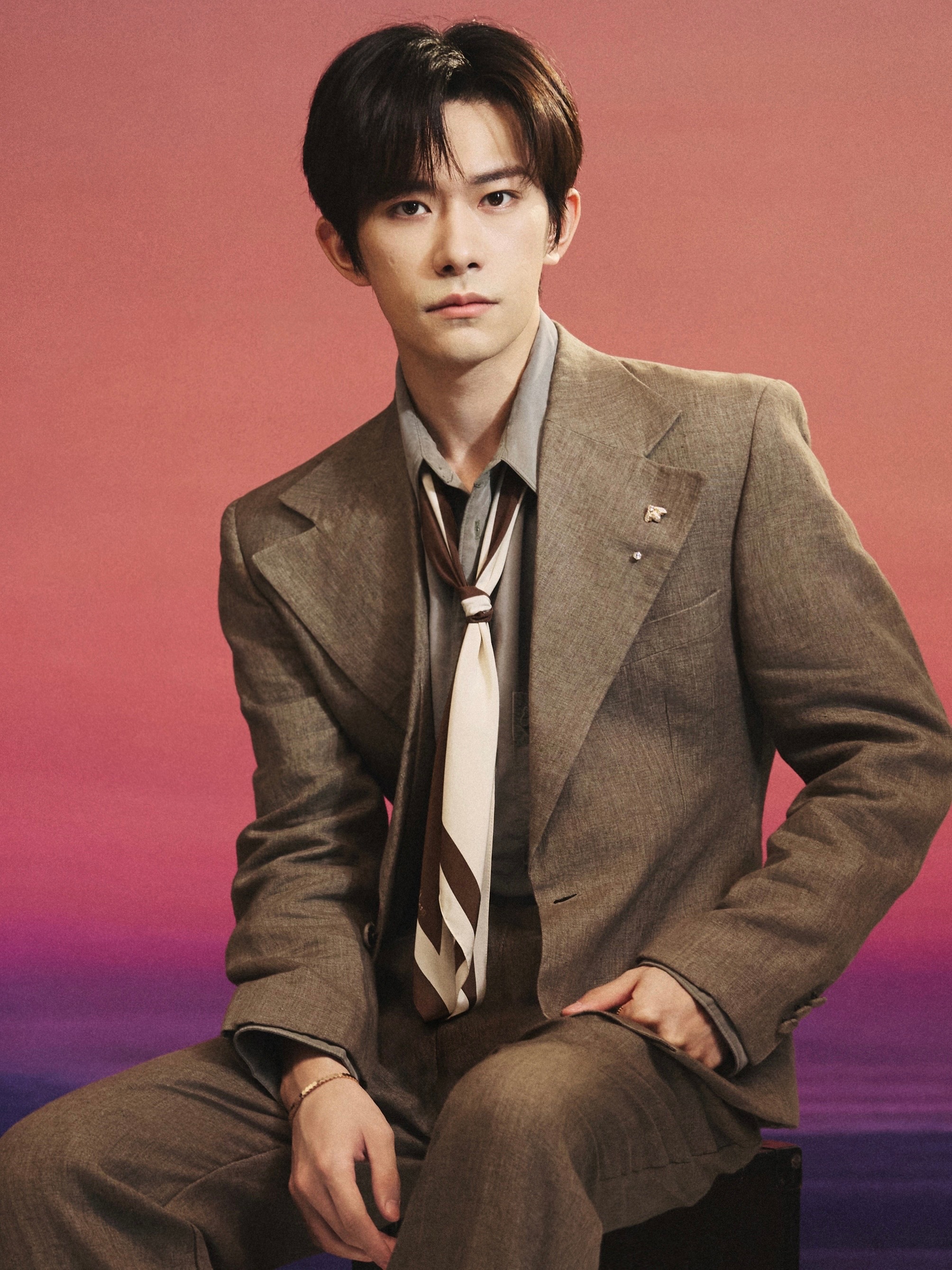 易烊千玺佩戴CHAUMET Bee de Chaumet系列珠宝亮相品牌线下活动