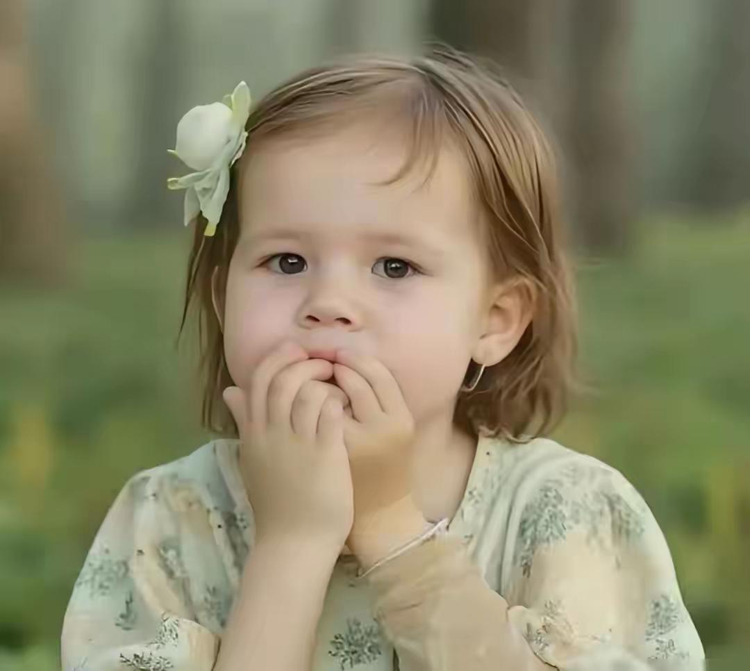 快看！图1，莉莉贝特的正面照，简直太漂亮了！跟她的爸爸哈里王子小时候一模一样的。