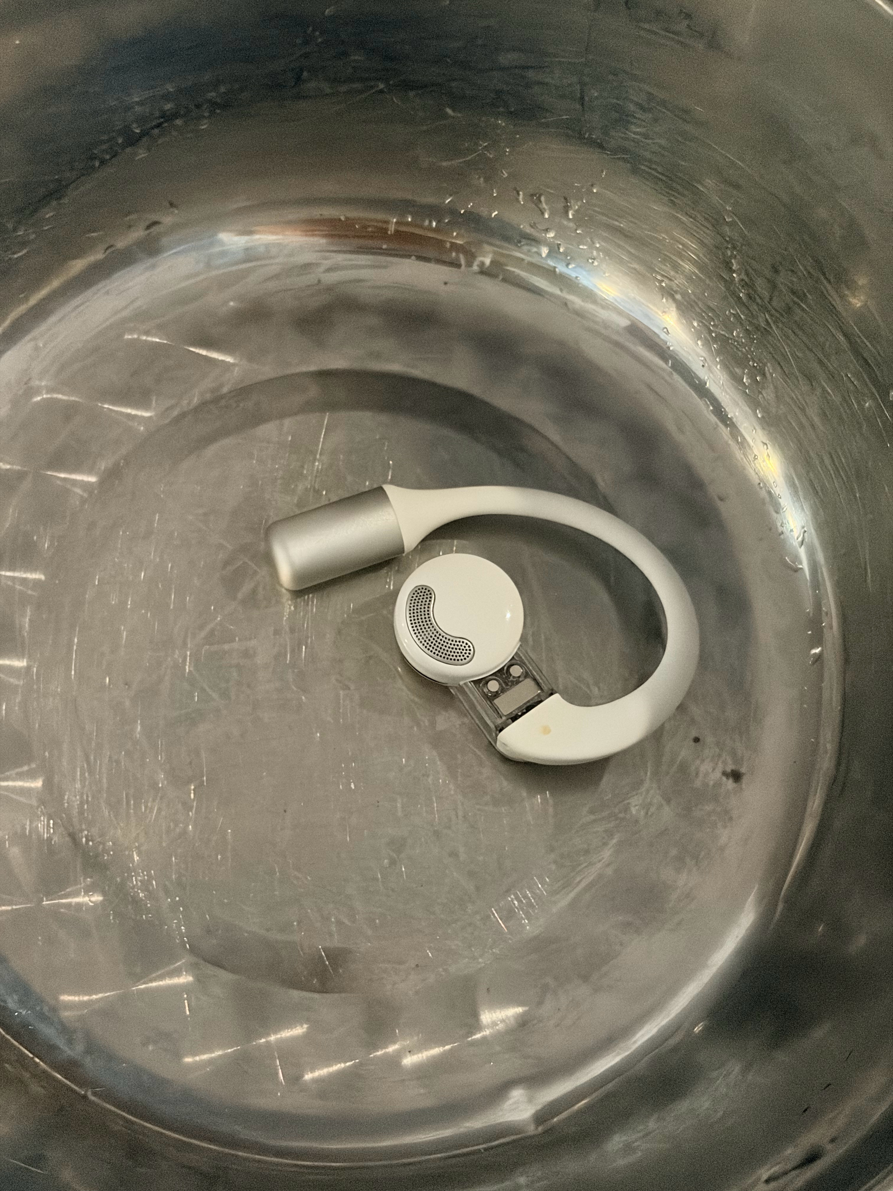 脱衣服带到了耳机，左耳机摔了一下先是断联，然后摸了一下金属电池区域有点烫过了一分