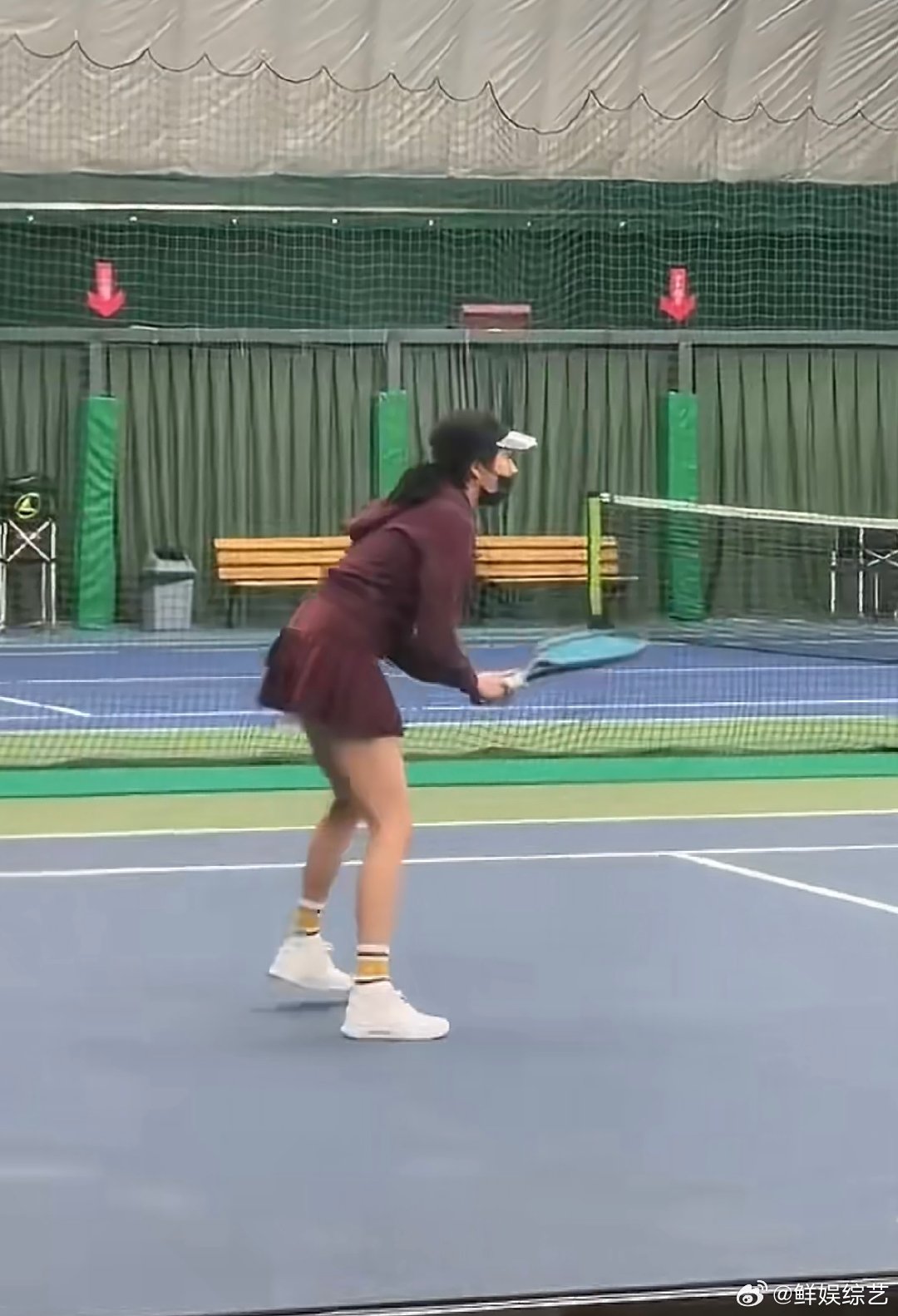 偶遇关晓彤打网球 关晓彤挥汗打网球的样子超有魅力，身材线条十分出众。打网球偶遇关