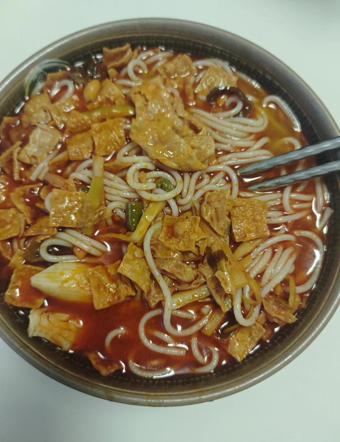 一人发一个你认为最好吃的螺蛳粉牌子。我先来！好欢螺！