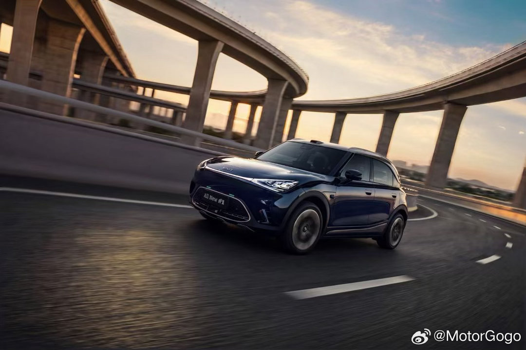 smart 1这组图不错，蓝白双色果然适合小车。 