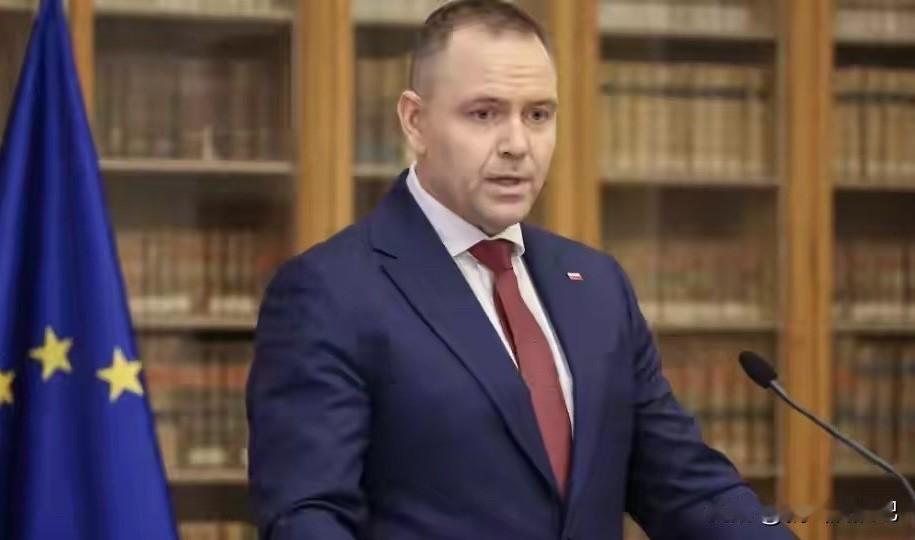 波兰总统纳夫罗茨基表示，波兰应考虑发展自主核防御系统，主张基于核潜力制定国家安全