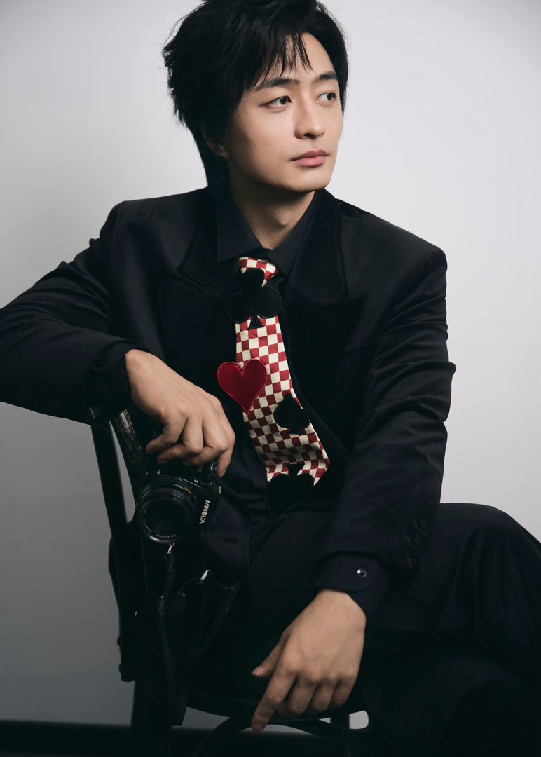 刘旸说焦虑是自己活着的证明 刘旸在节目里说“批评和夸奖都不会让人进步”，这话从他