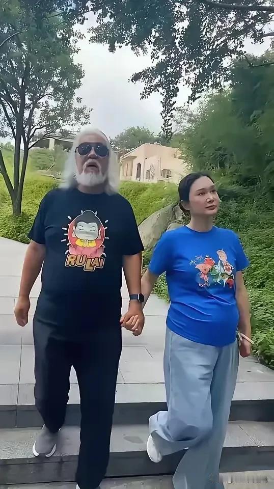 张纪中夫妇和王石夫妇的对比，都是老夫少妻类型，还是有的一比的。
从年龄段上考察，